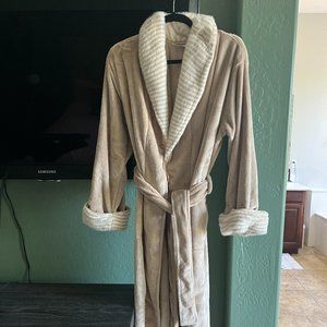New with Tags Plush Neutral Natori Luxurious Bath Robe - Size M (GREAT GIFT!)